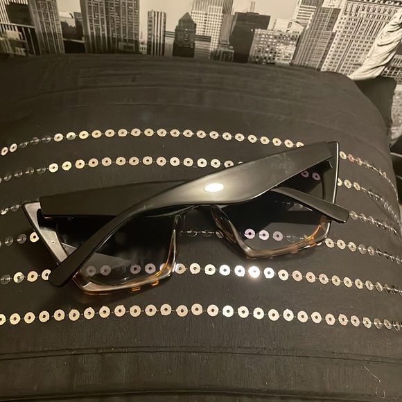 Cat-eye shape with flat-top style. 🕶️ Sunglasses - Picture 4 of 4